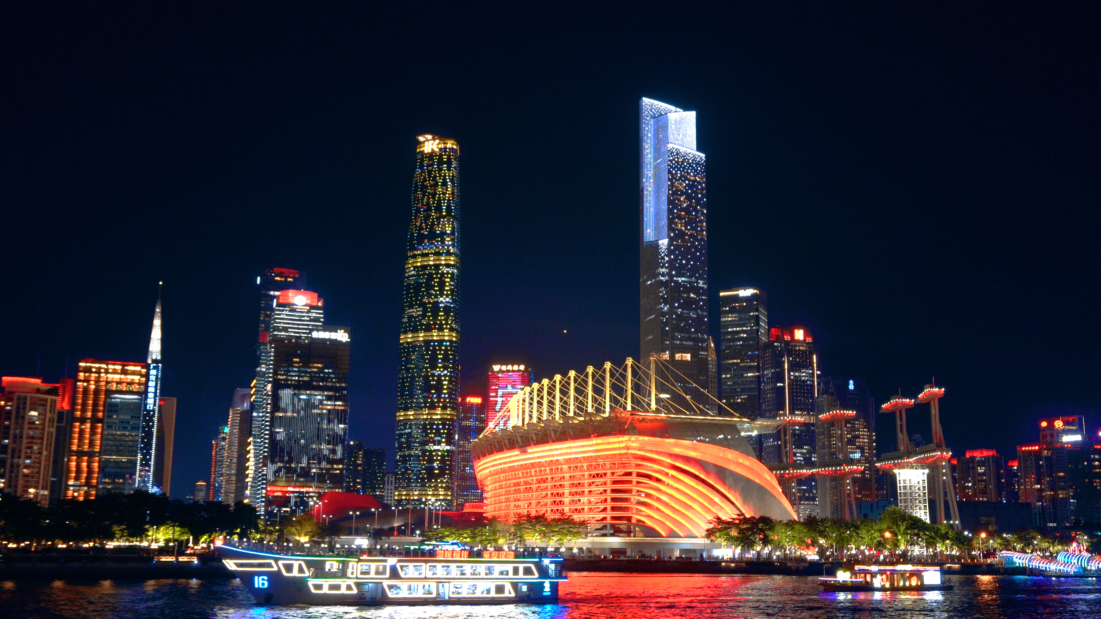 4K实拍广州国金金融中心建筑夜景视频的预览图