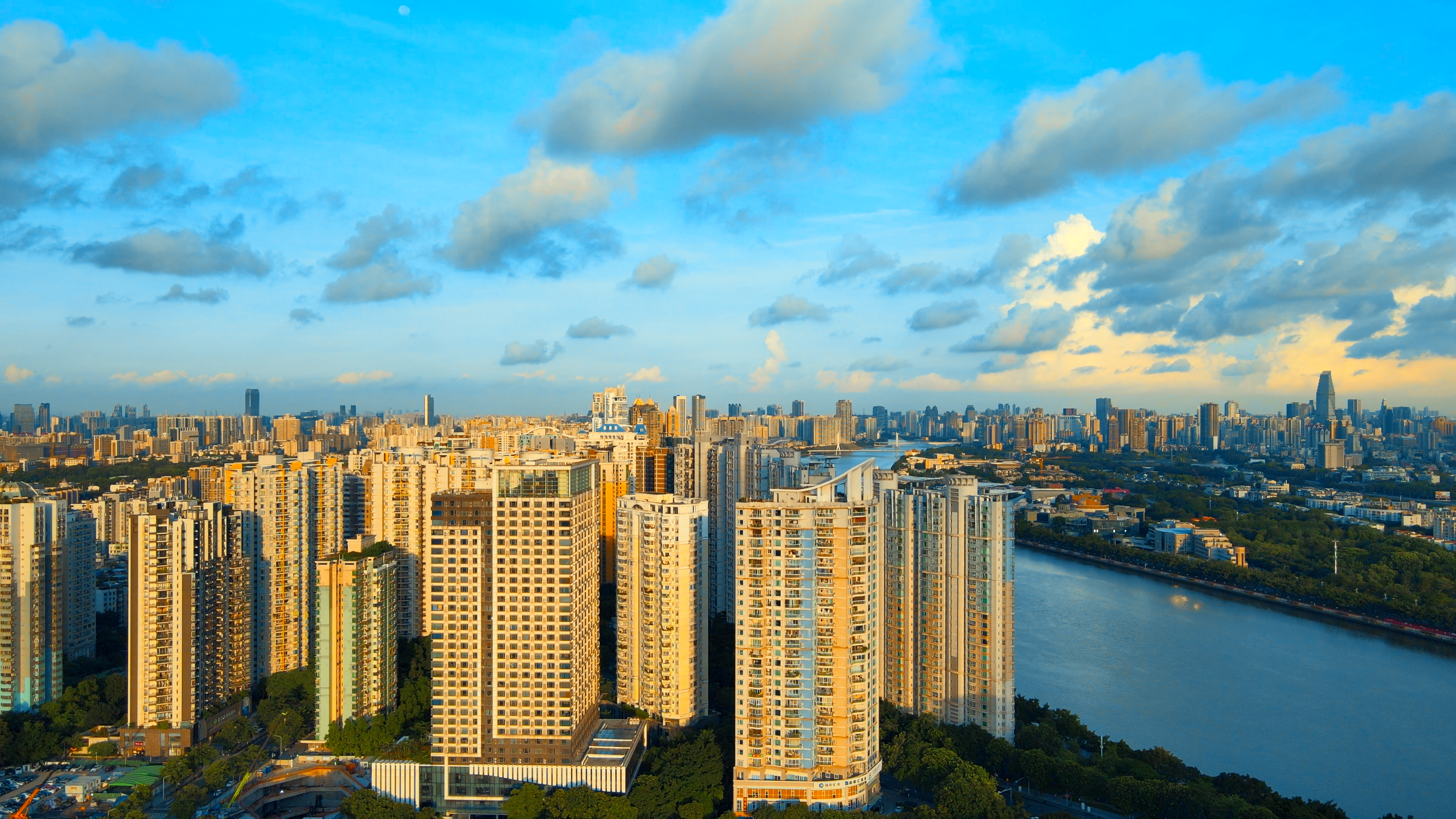 4K航拍广州珠江城市群天际线蓝天白云视频的预览图