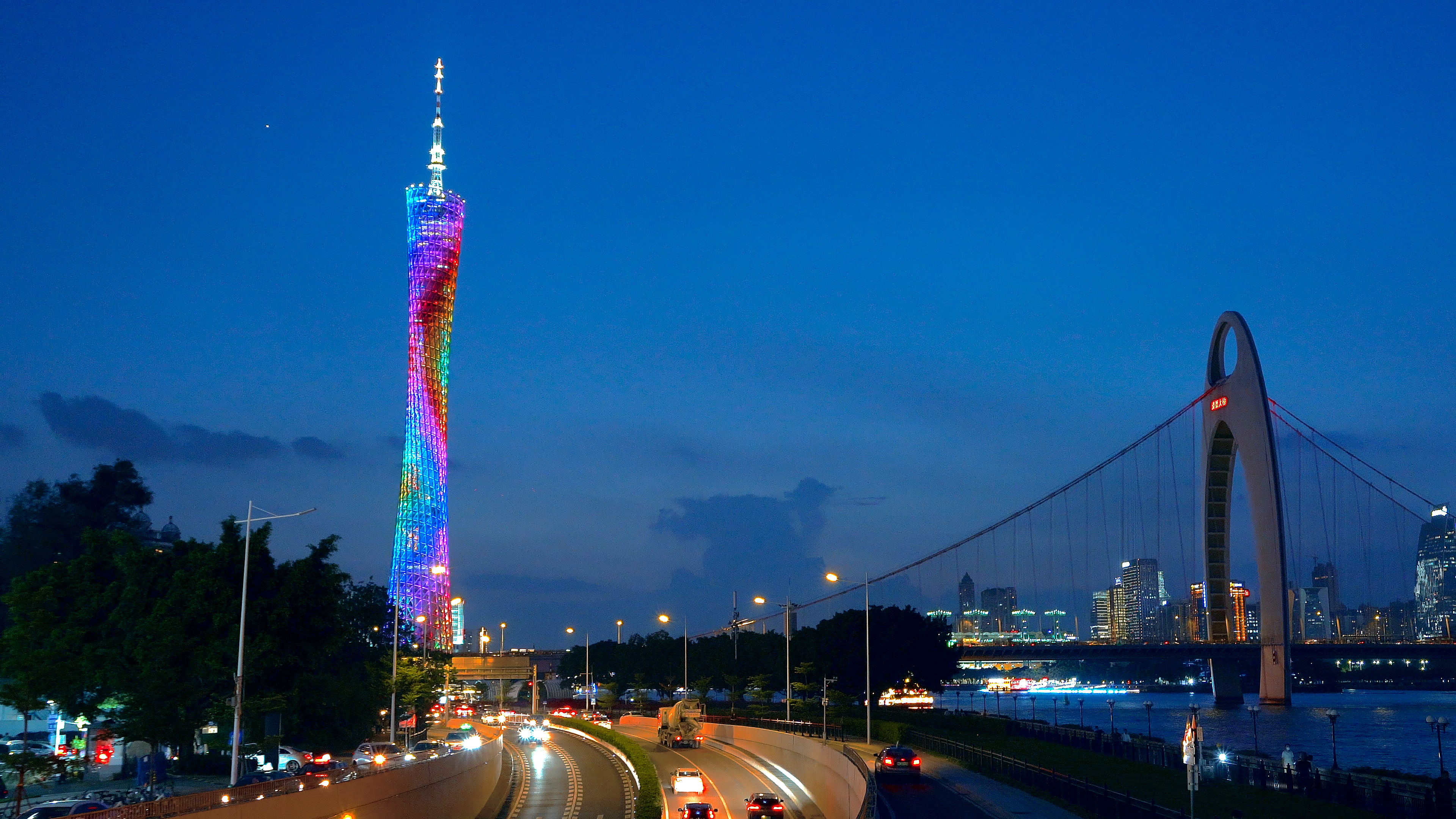 4K实拍广州塔蓝调城市夜景视频的预览图