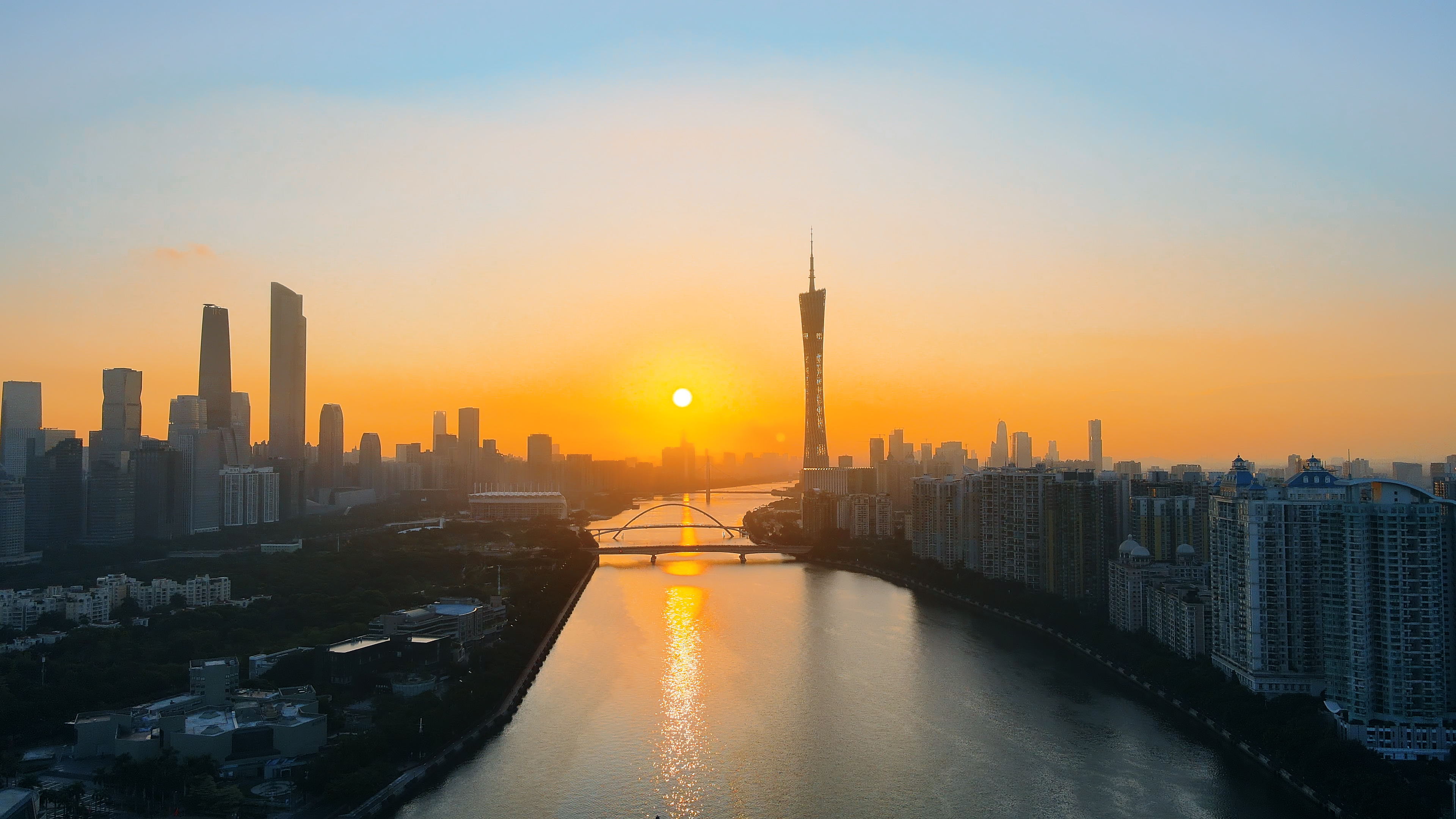 4K唯美航拍广州地标城市群天际线日出视频的预览图