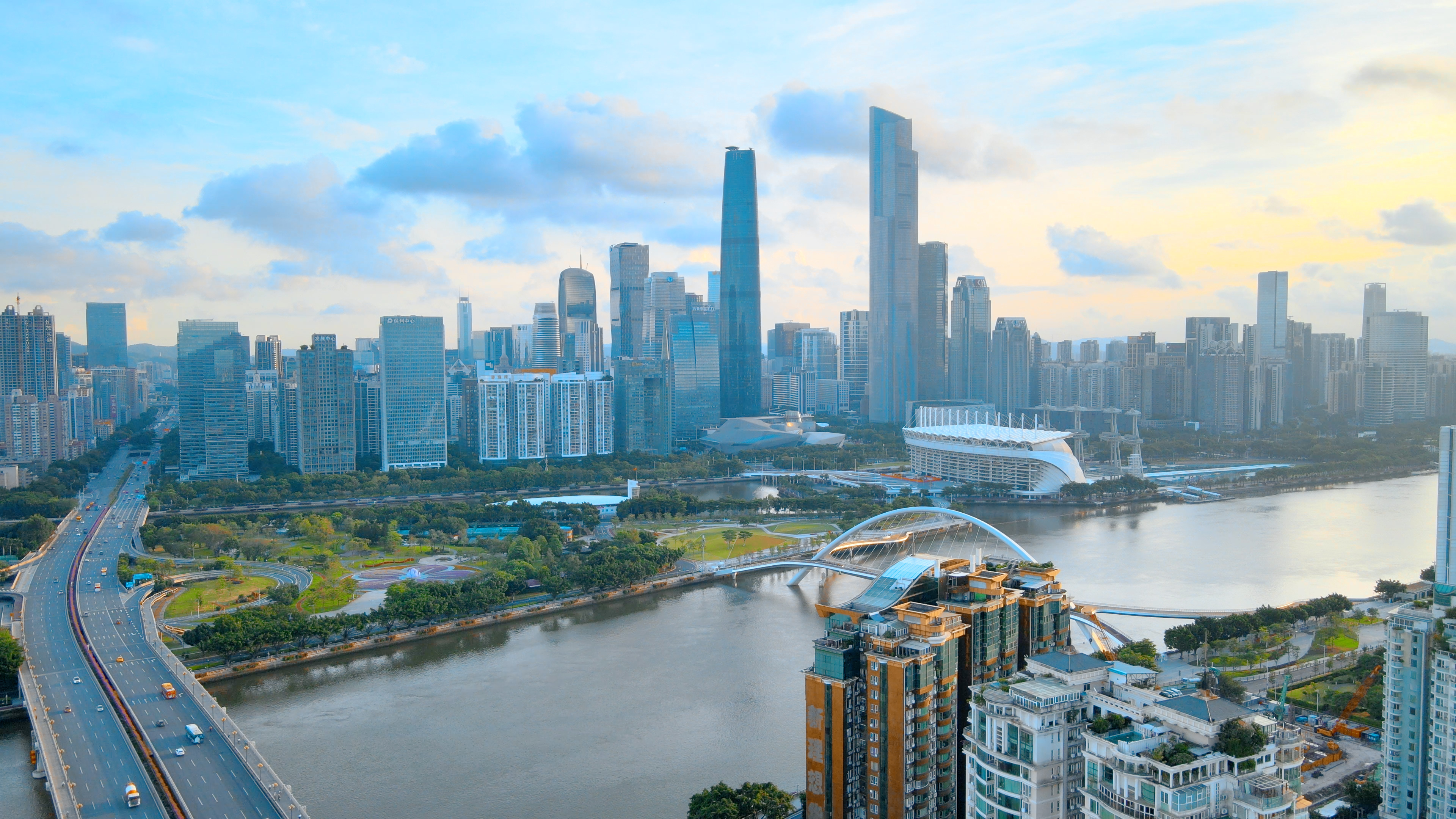 4K震撼航拍广州珠江新城城市群蓝天白云视频的预览图