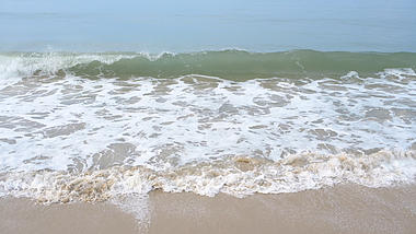 4K白色的海浪拍打沙滩视频的预览图