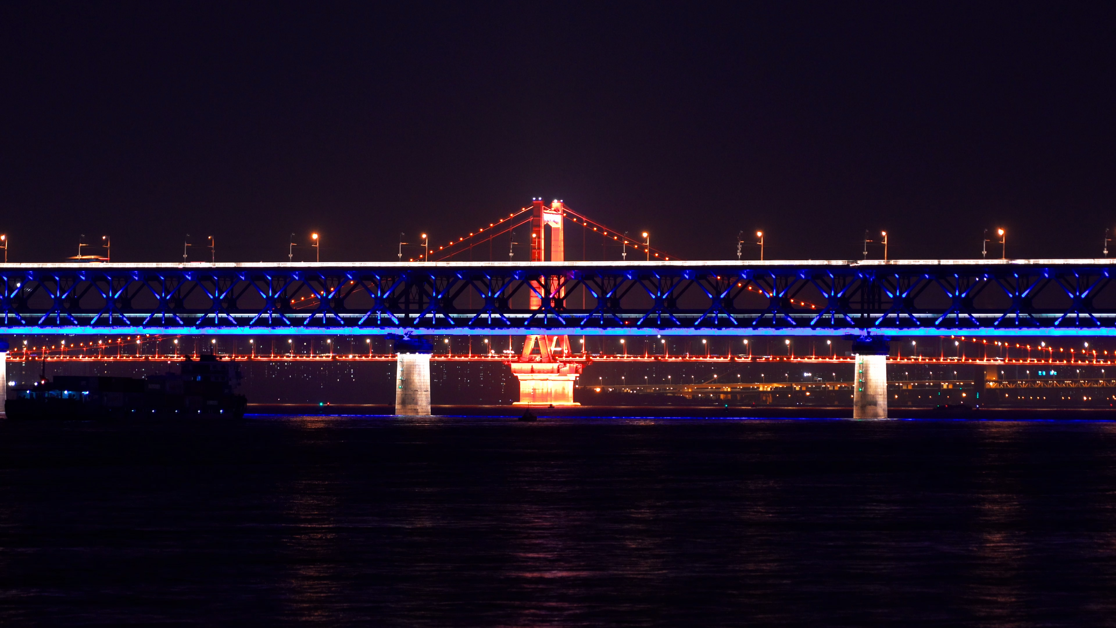 4K武汉城市地标长江大桥夜景实拍视频视频的预览图