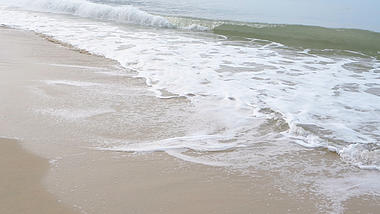 4K白色的浪花拍打着沙滩视频的预览图