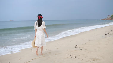 4K沙滩上漫步的白衣少女视频的预览图