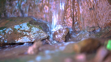 4k实拍山间水流溪流水滴意境视频的预览图