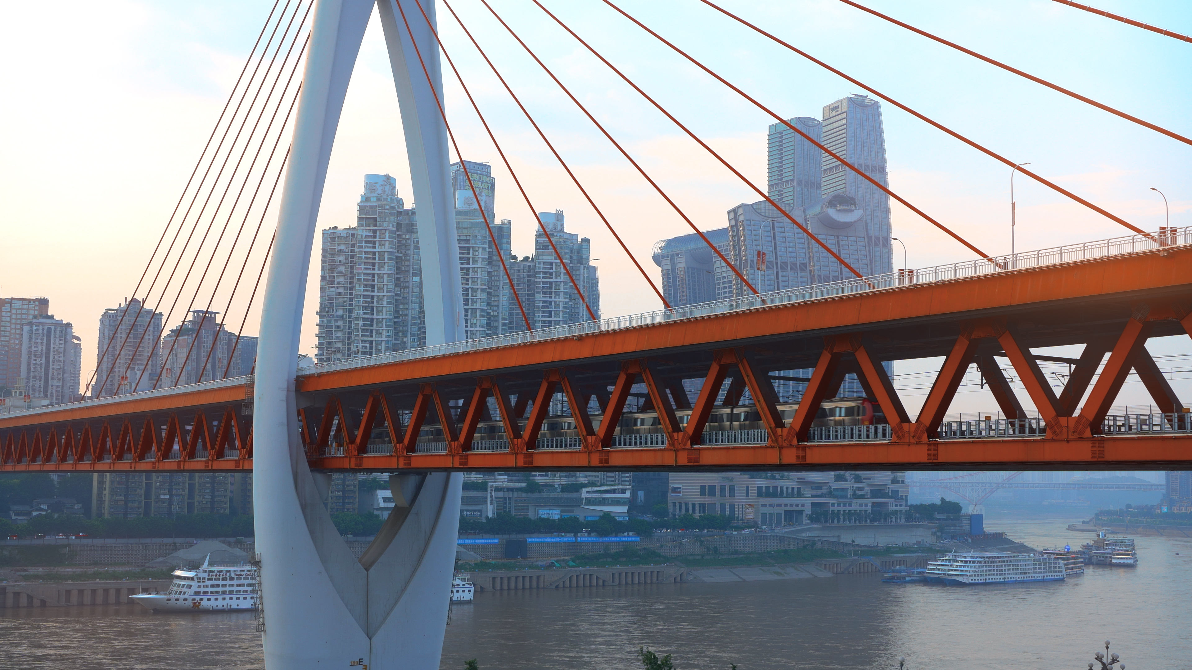 4K实拍穿梭在城市大桥的地铁干线视频的预览图
