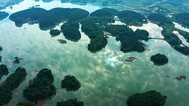 4k航拍碧绿湖水镜面天空倒影自然风景视频的预览图