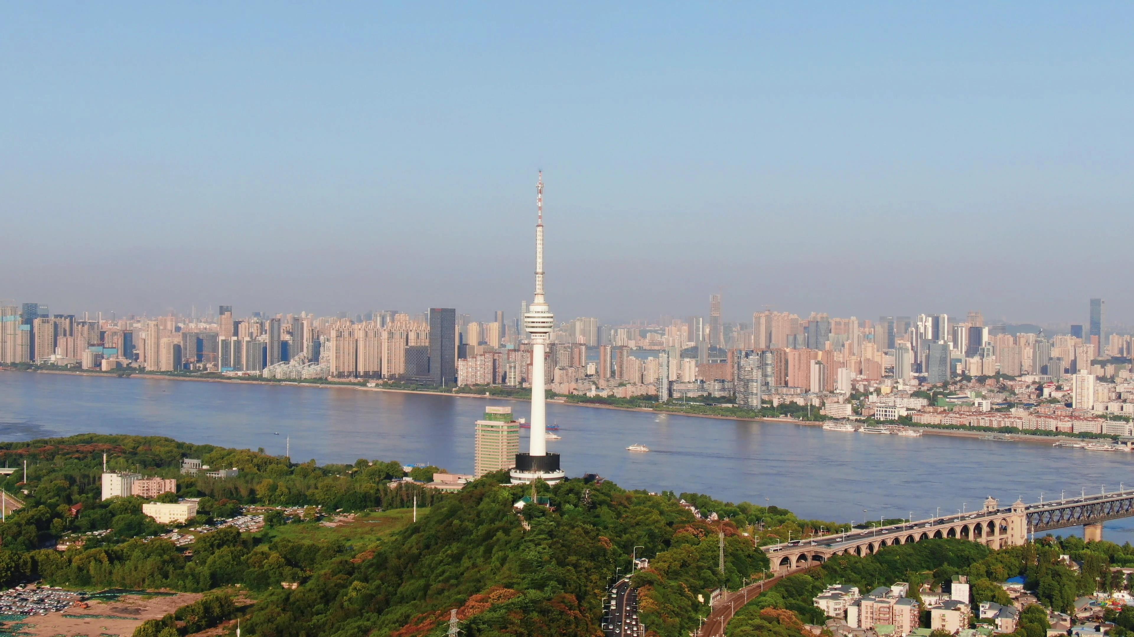 4K航拍武汉地标龟山电视塔视频的预览图