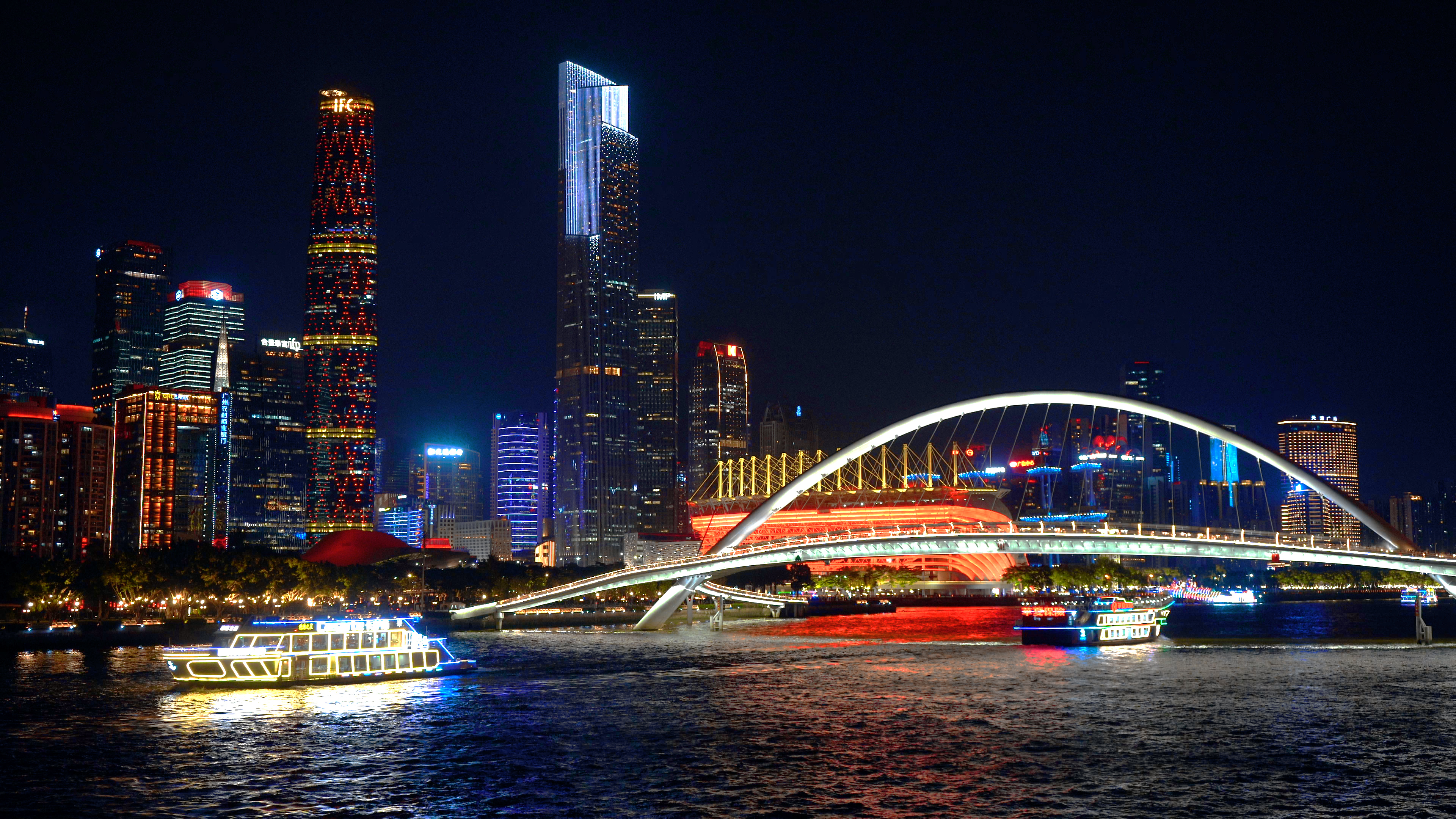 4K实拍广州珠江新城海心桥城市夜景视频的预览图