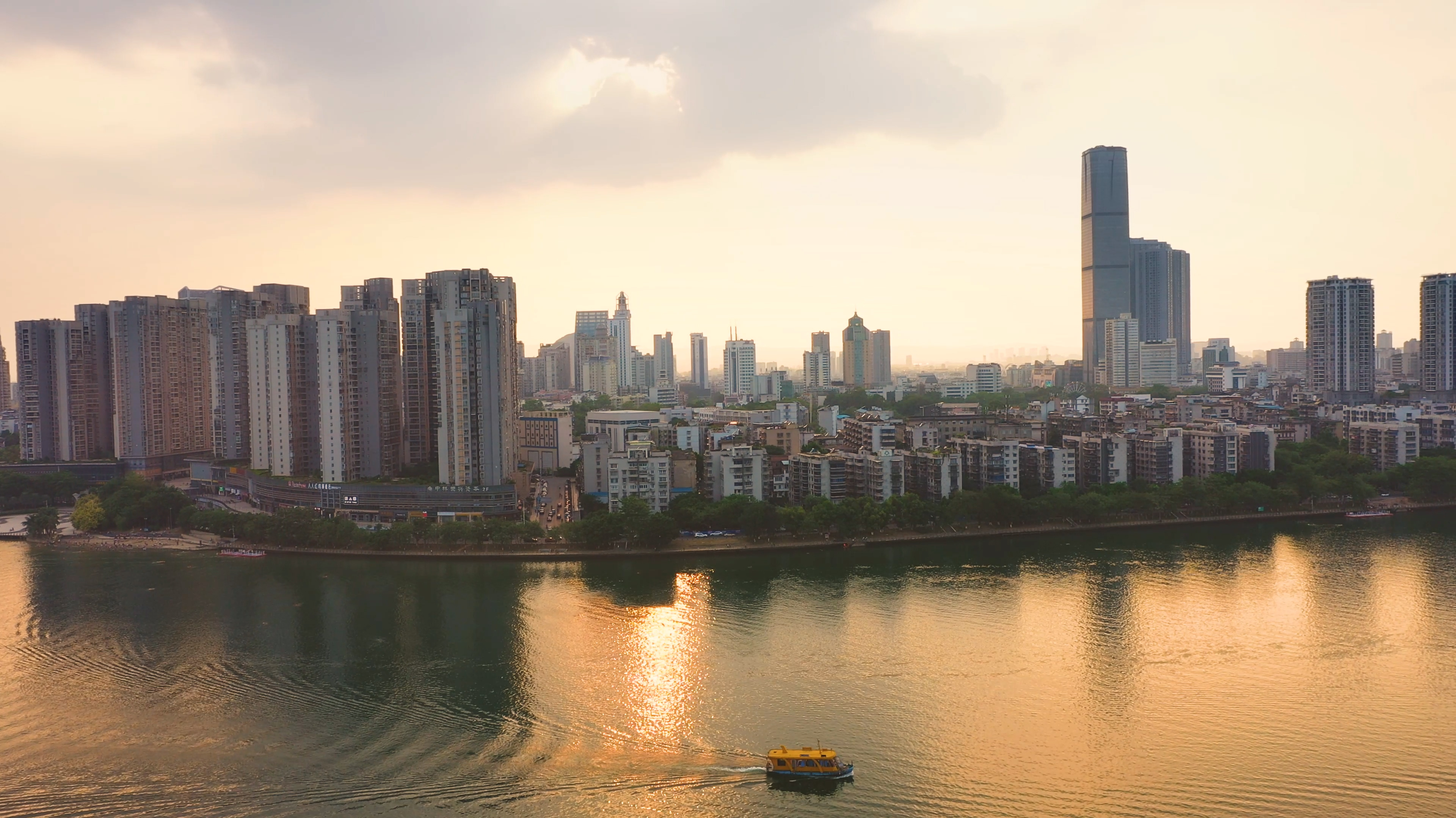 广西省柳州市4K城市风光航拍实拍视频视频的预览图