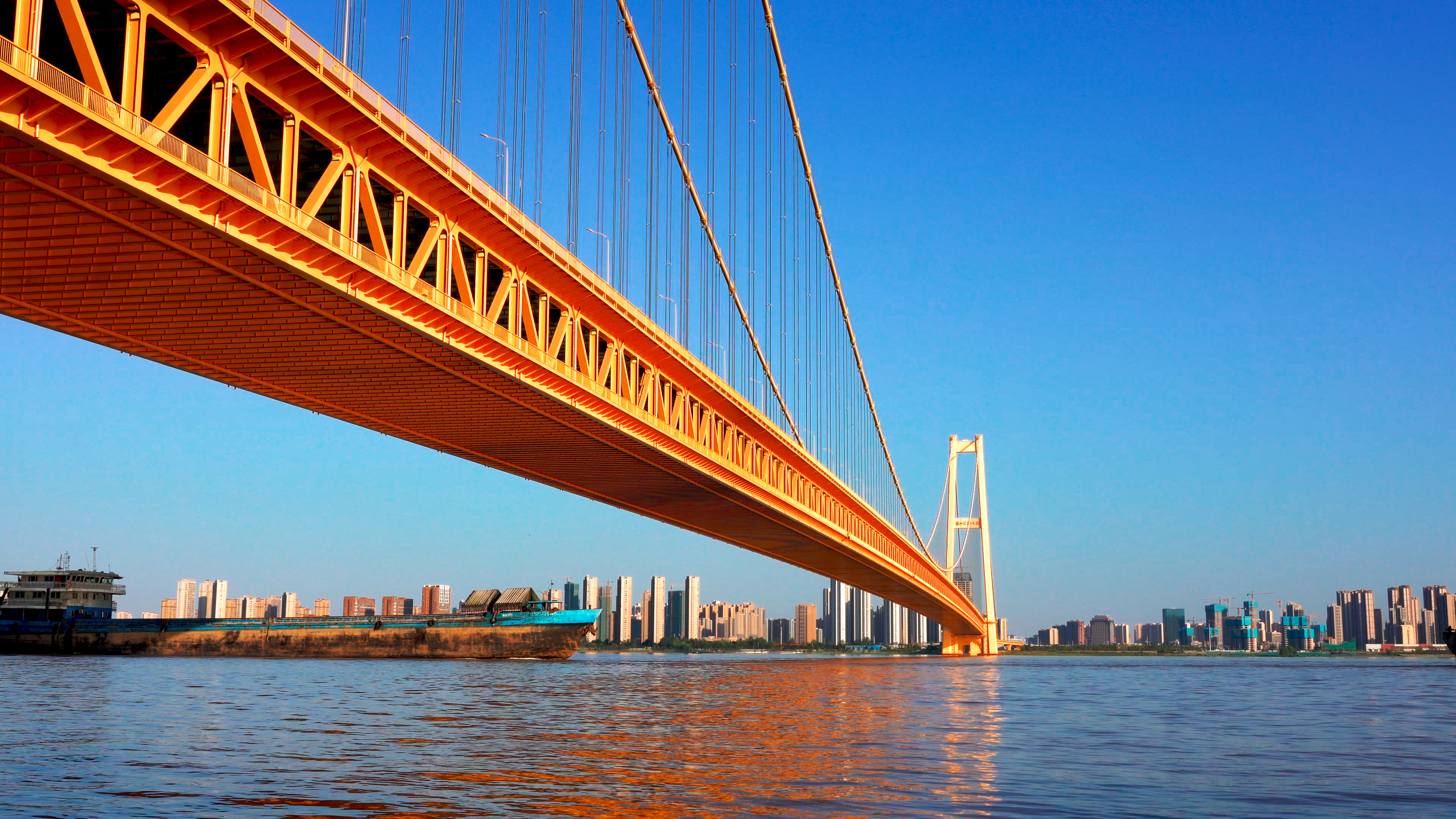 4K武汉城市建筑杨泗港长江大桥实拍视频视频的预览图