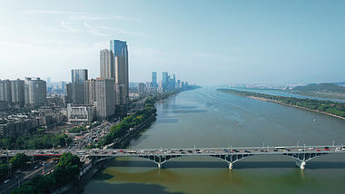 4K航拍长沙湘江沿岸旅游风景车流实拍视频的预览图