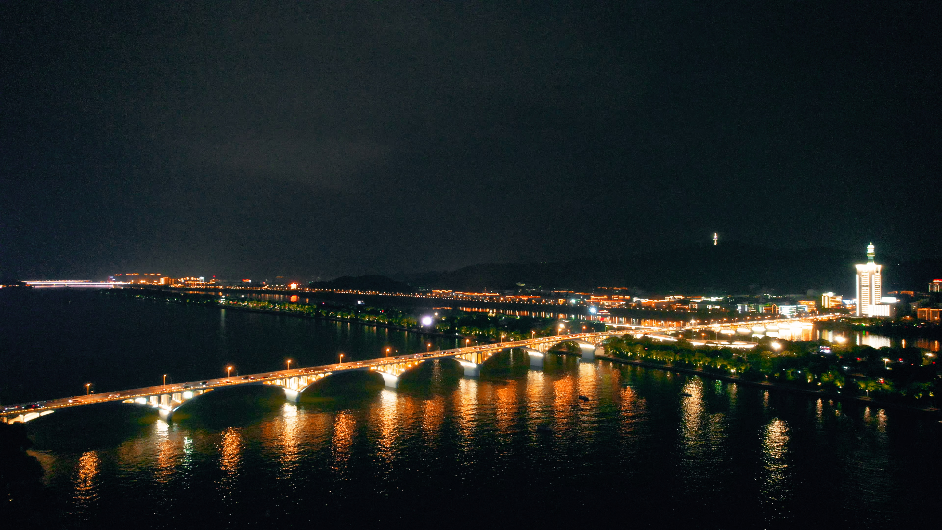 4K航拍长沙橘子洲大桥城市地标实拍视频的预览图