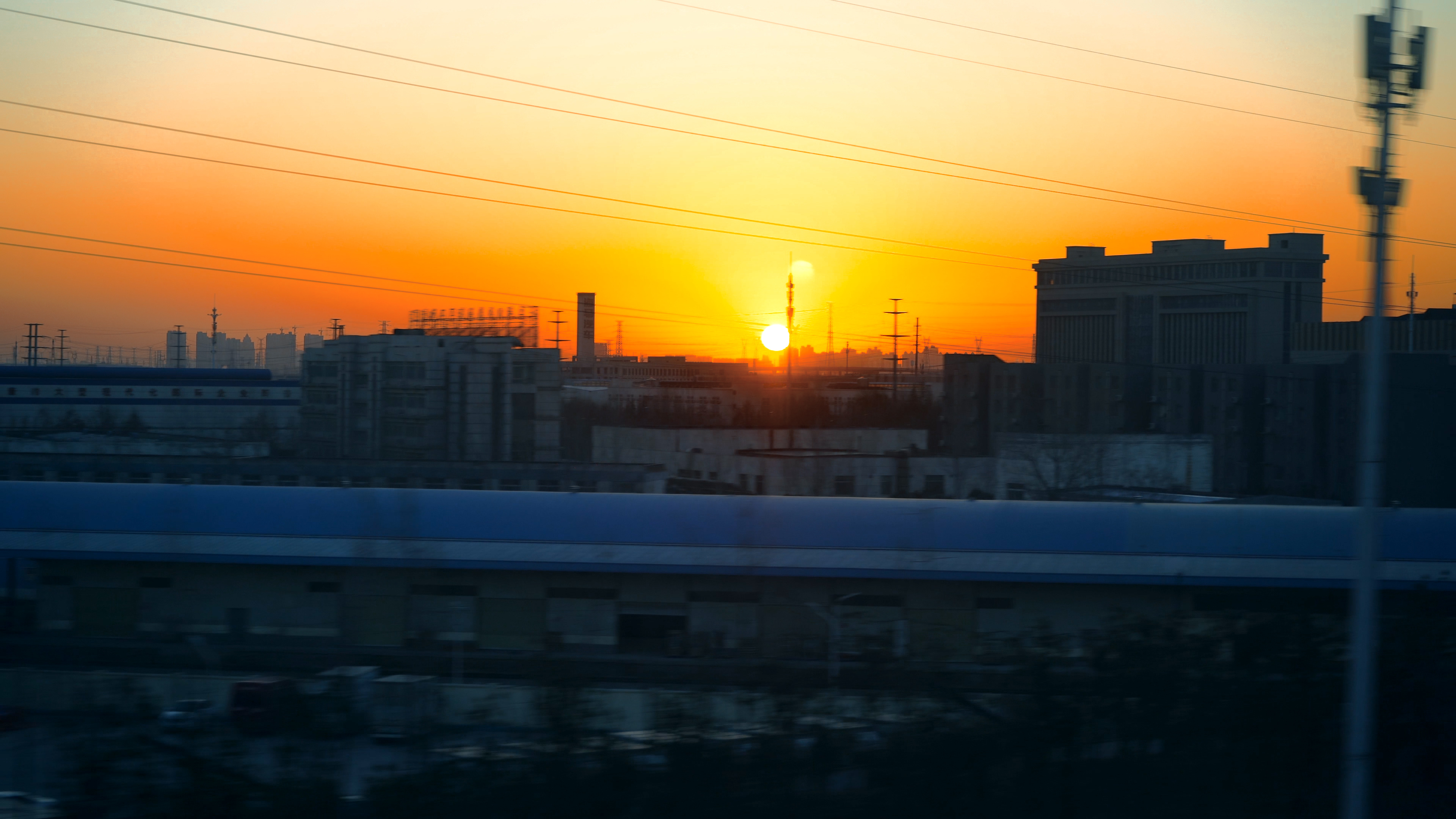 4K实拍高铁上观看落日夕阳视频的预览图