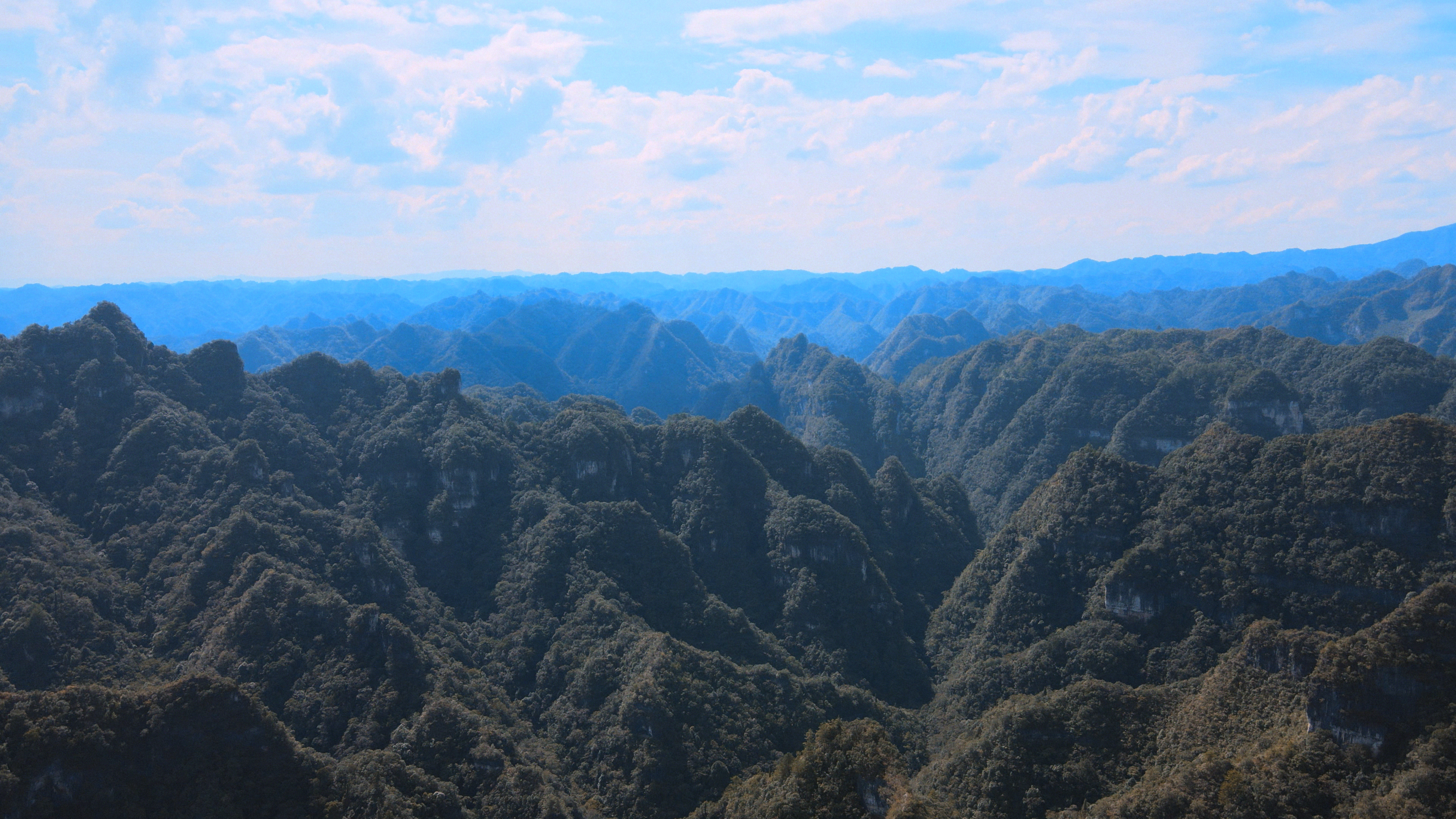 4K航拍俯瞰云贵高原山脉峡谷视频的预览图