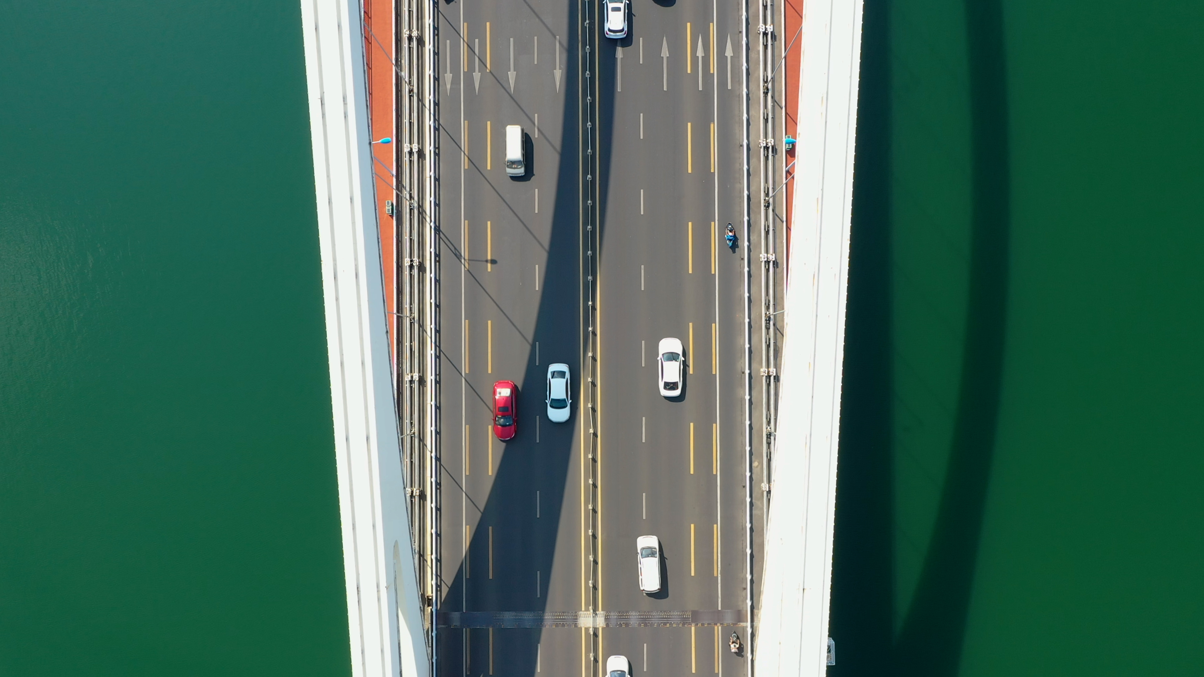 4k城市桥梁交通俯拍航拍实拍视频视频的预览图