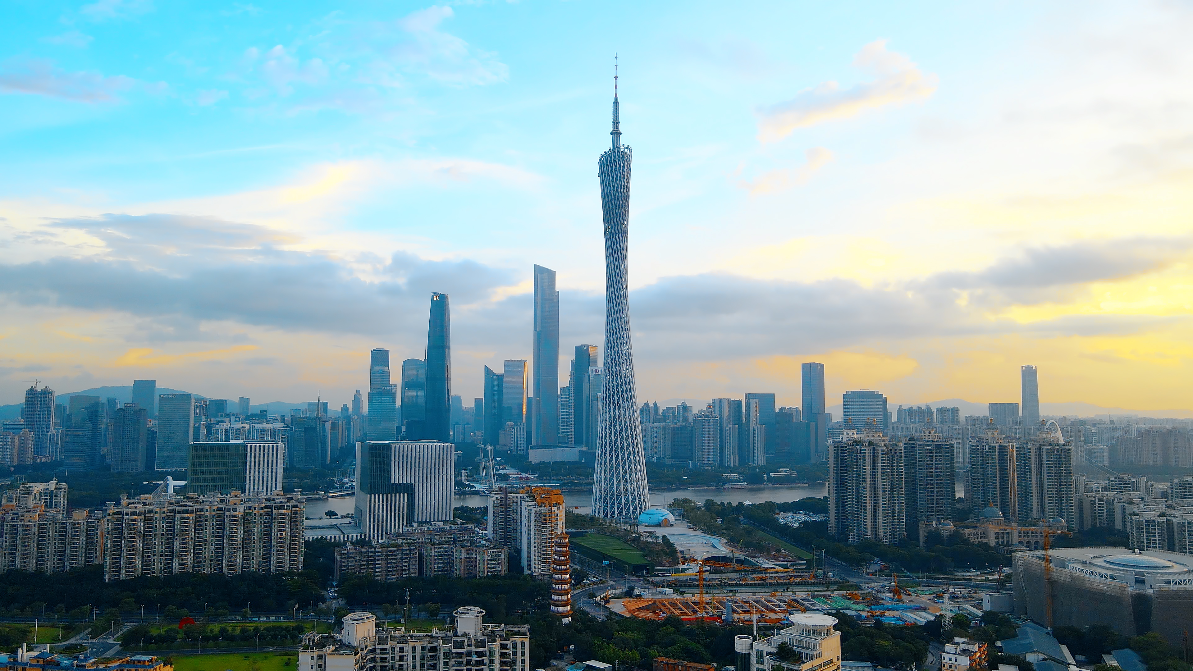 4K航拍大气广州珠江新城地标建筑蓝天视频的预览图