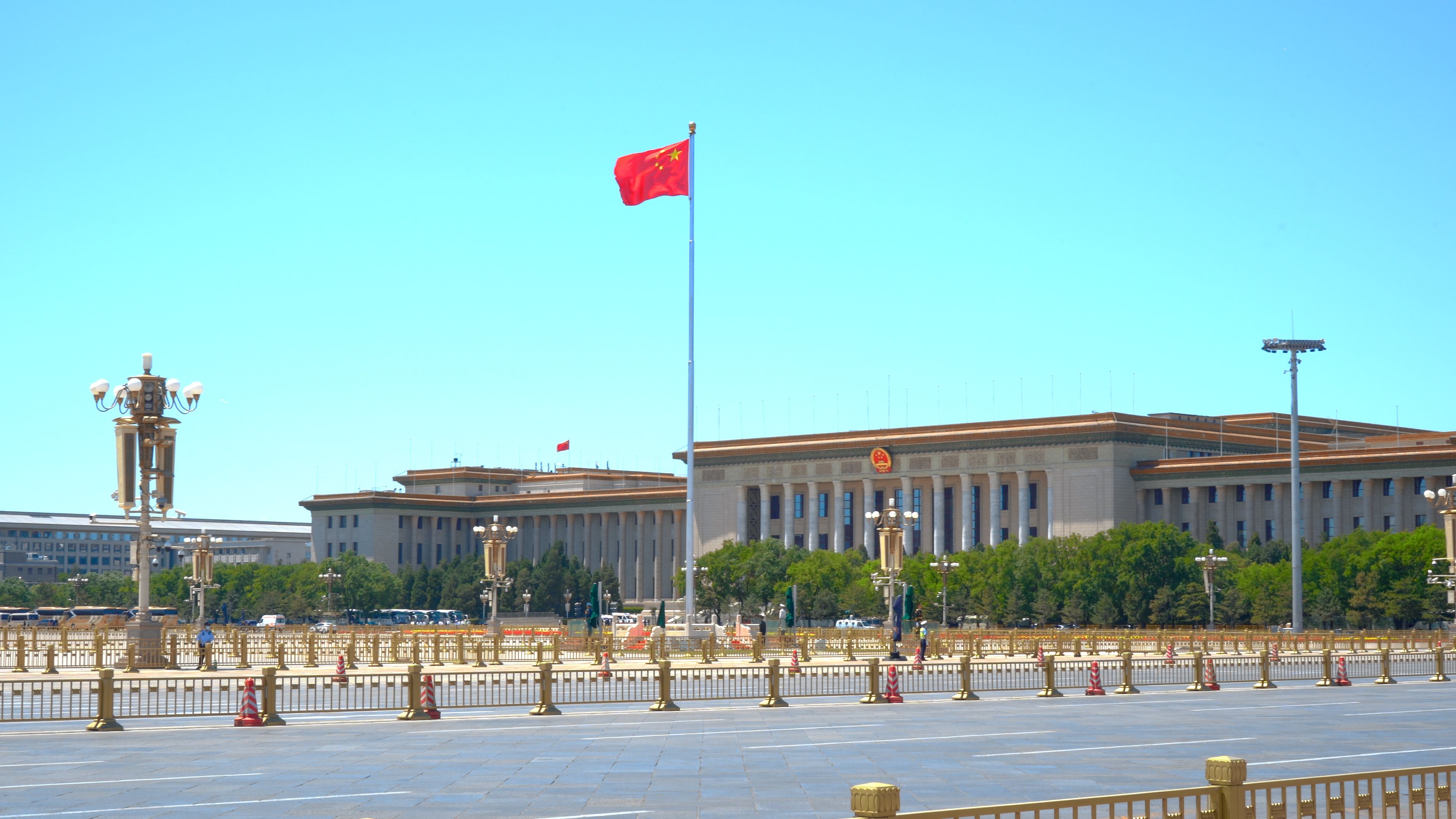 4K实拍北京天安门广场红旗迎风飘视频的预览图