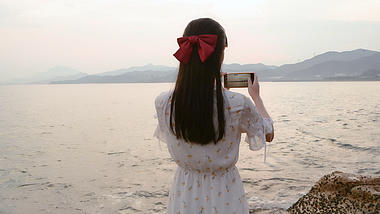 4K海边拍夕阳的少女视频的预览图