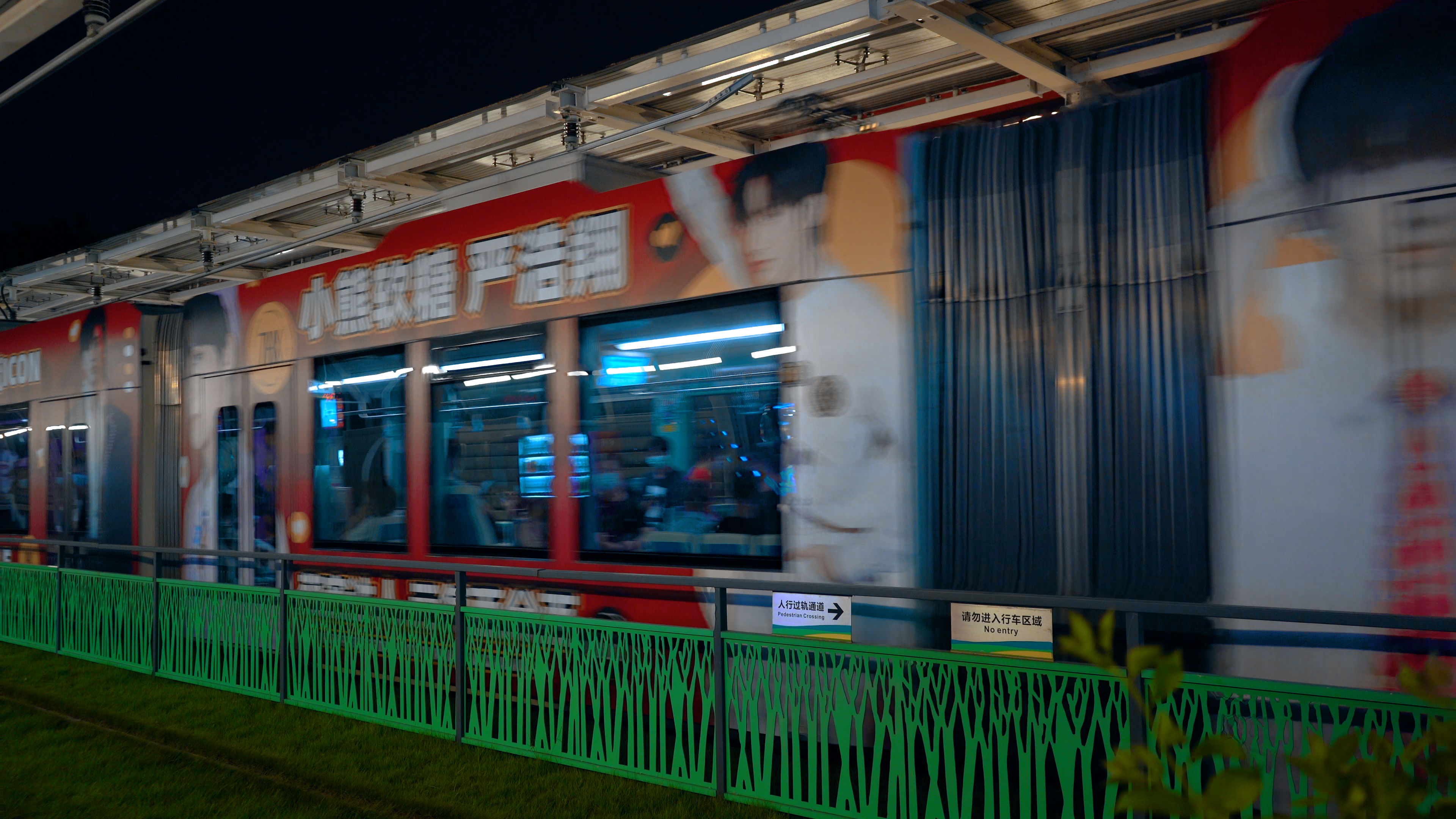 4K实拍广州城市轻轨列车出行视频的预览图