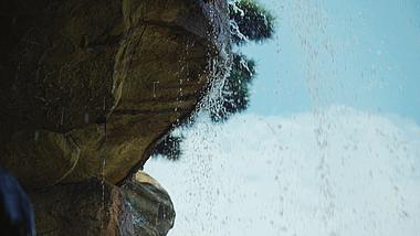 4k升格山洞湍急水流瀑布实拍自然风景视频的预览图