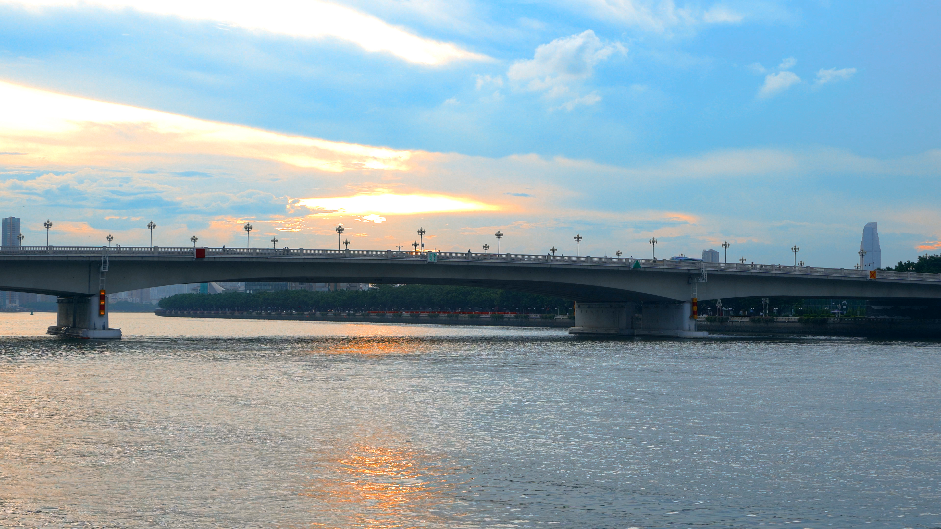 4K实拍广州大桥落日余晖视频的预览图