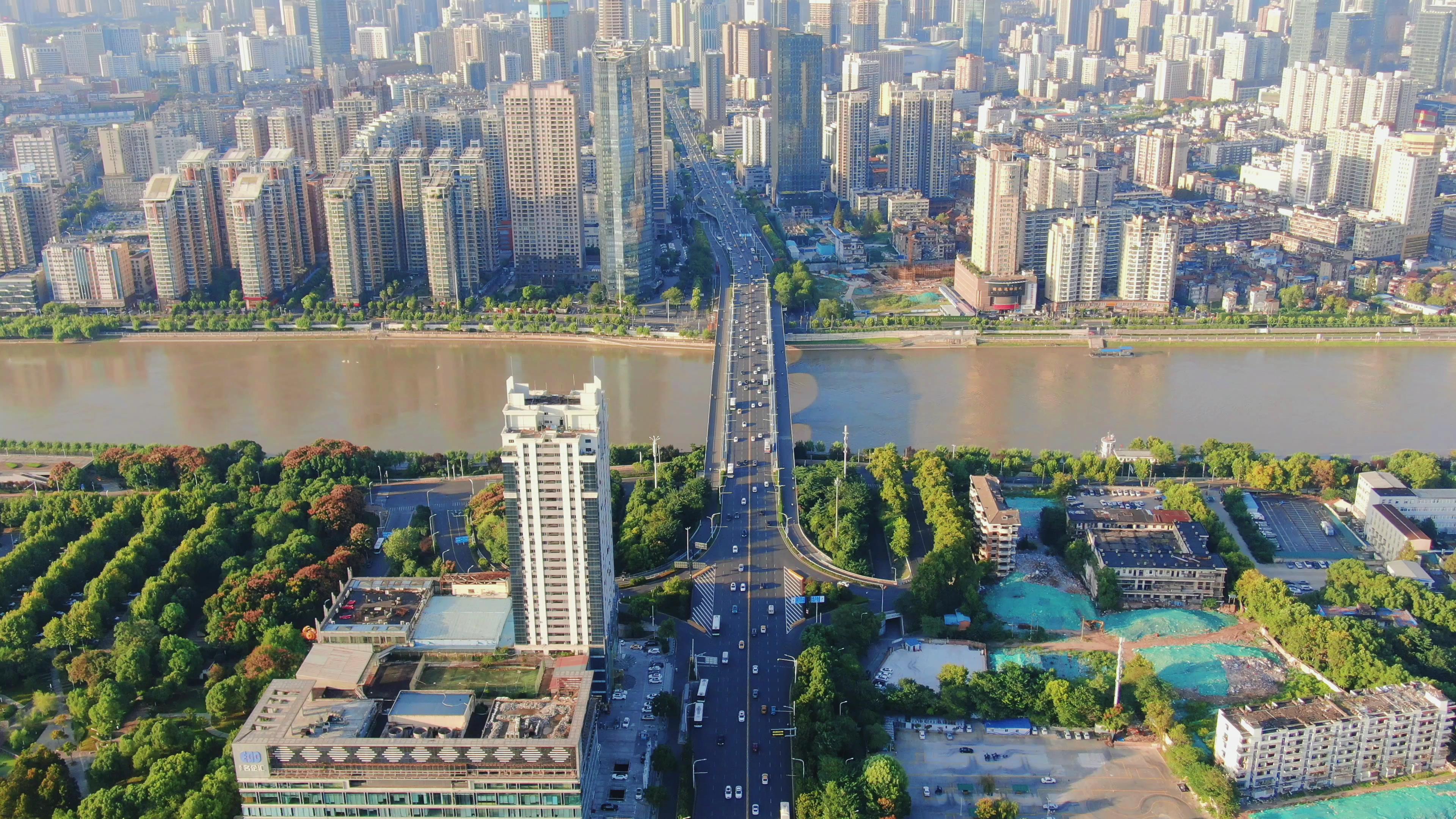 4K航拍武汉汉江跨江大桥交通视频的预览图