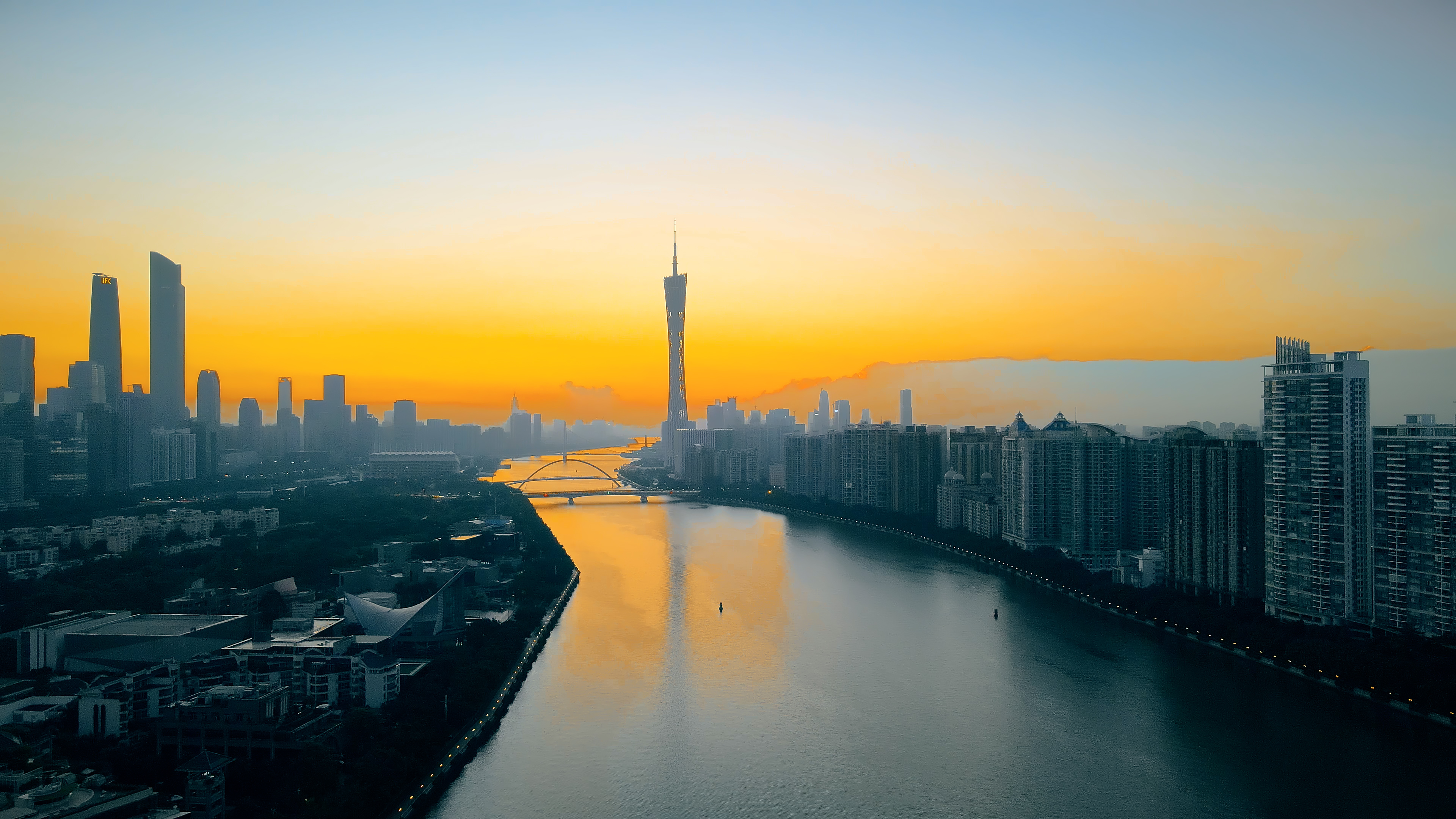 4K航拍广州CBD城市群朝霞景色视频的预览图