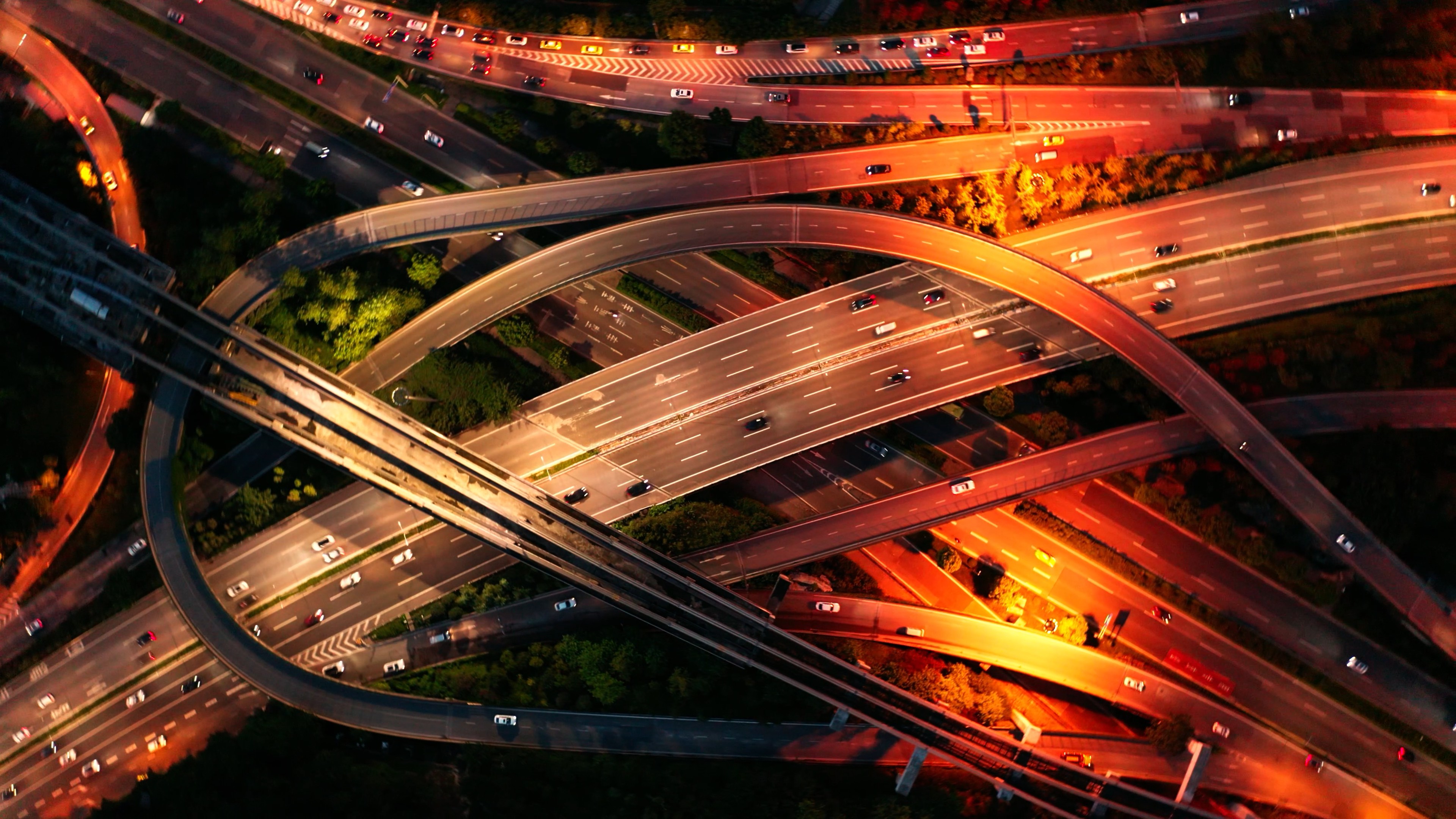 4k航拍环绕上升城市复杂立交车流交通夜景视频的预览图