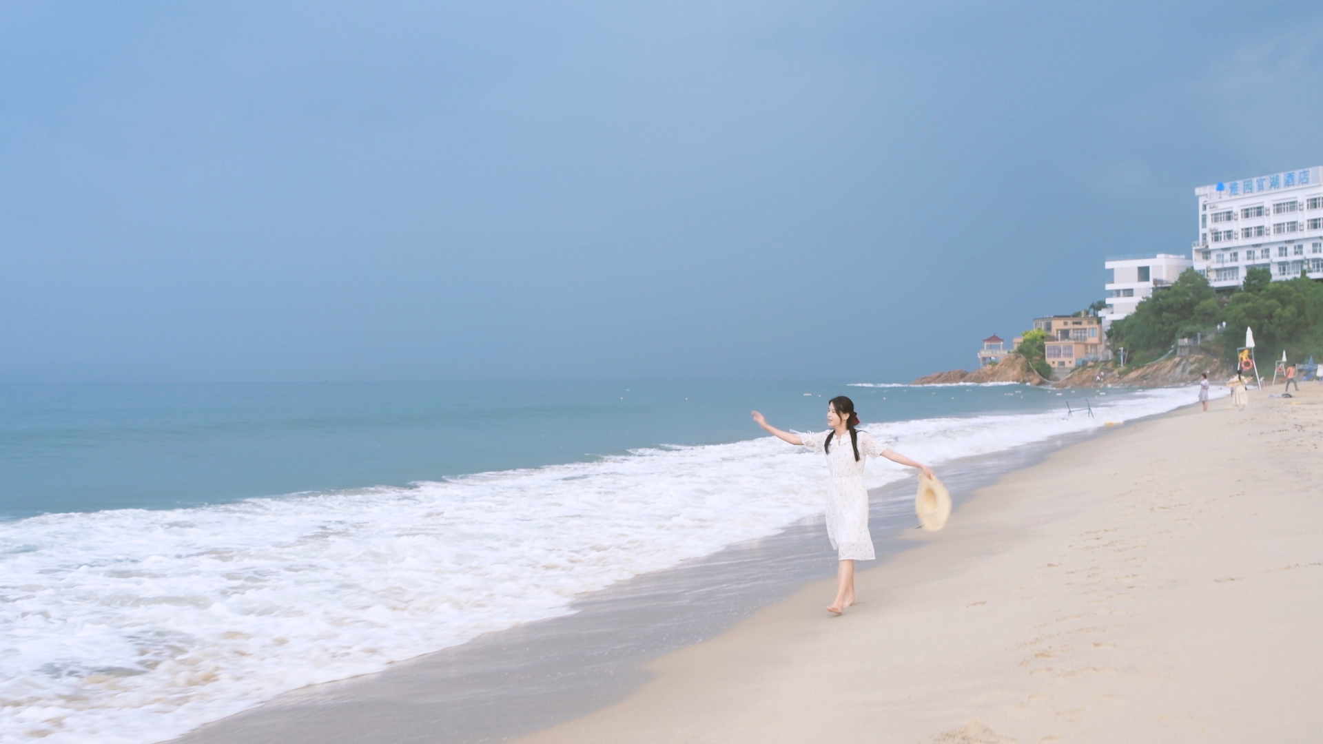 4K海滩上漫步的美女视频的预览图