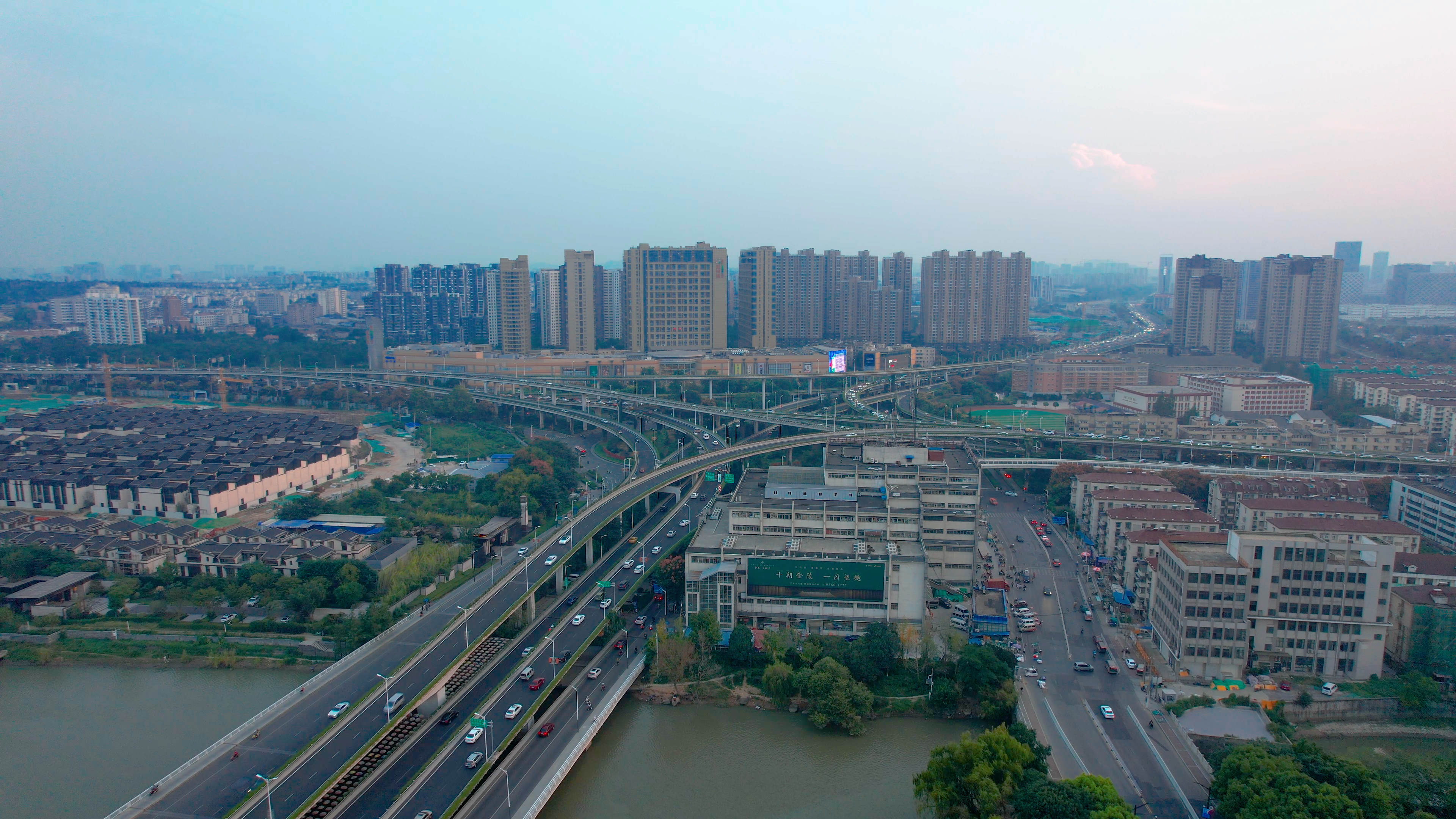 4k航拍南京城市傍晚赛虹桥立交视频的预览图