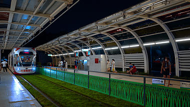 4K实拍广州城市轻轨列车行驶视频的预览图