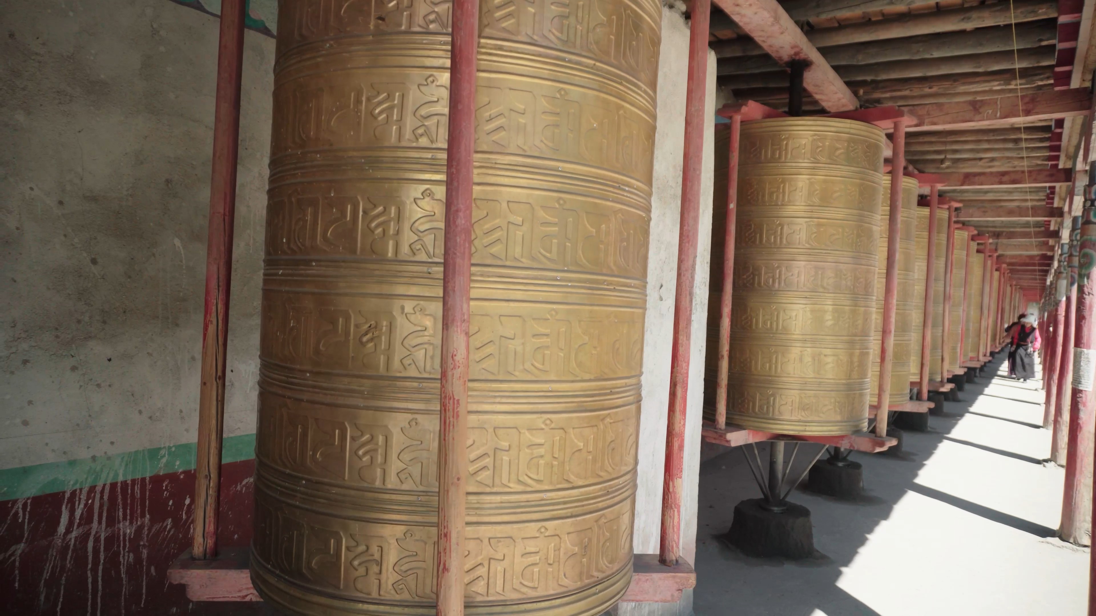 4K实拍藏民转动经纶虔诚祈福视频的预览图