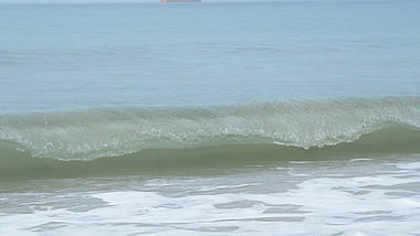 4k慢动作白色的浪花拍打着海滩视频的预览图