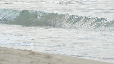 4k升格白色的浪花拍打着海滩视频的预览图