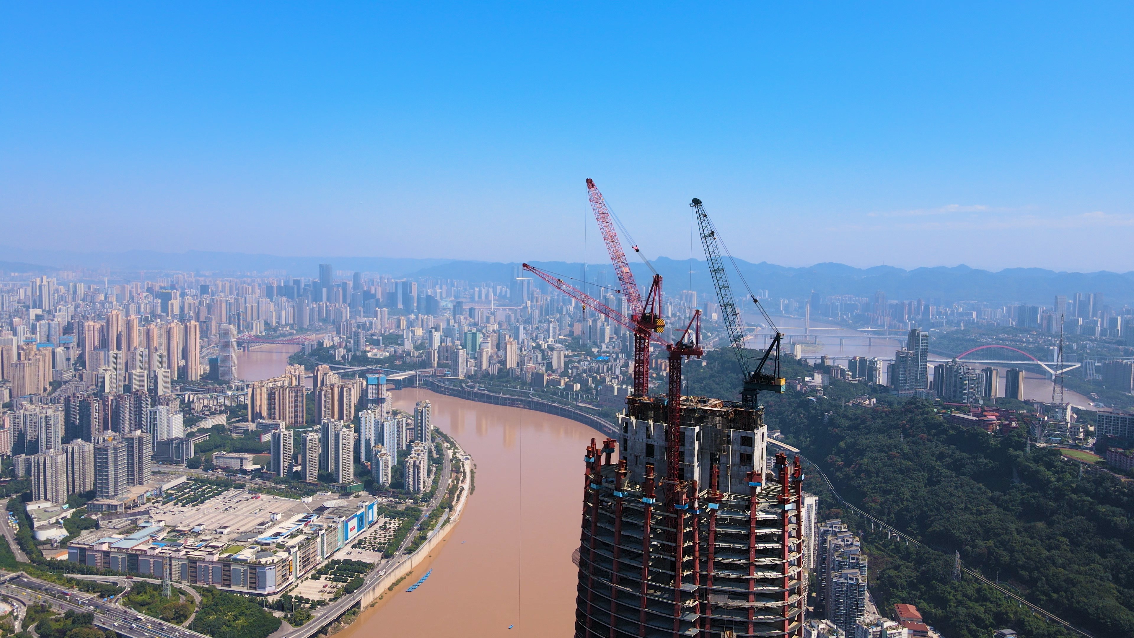 4K航拍重庆陆海国际中心地标建筑工地视频的预览图