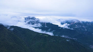 4K航拍大自然森林云雾缭绕大山深处视频的预览图