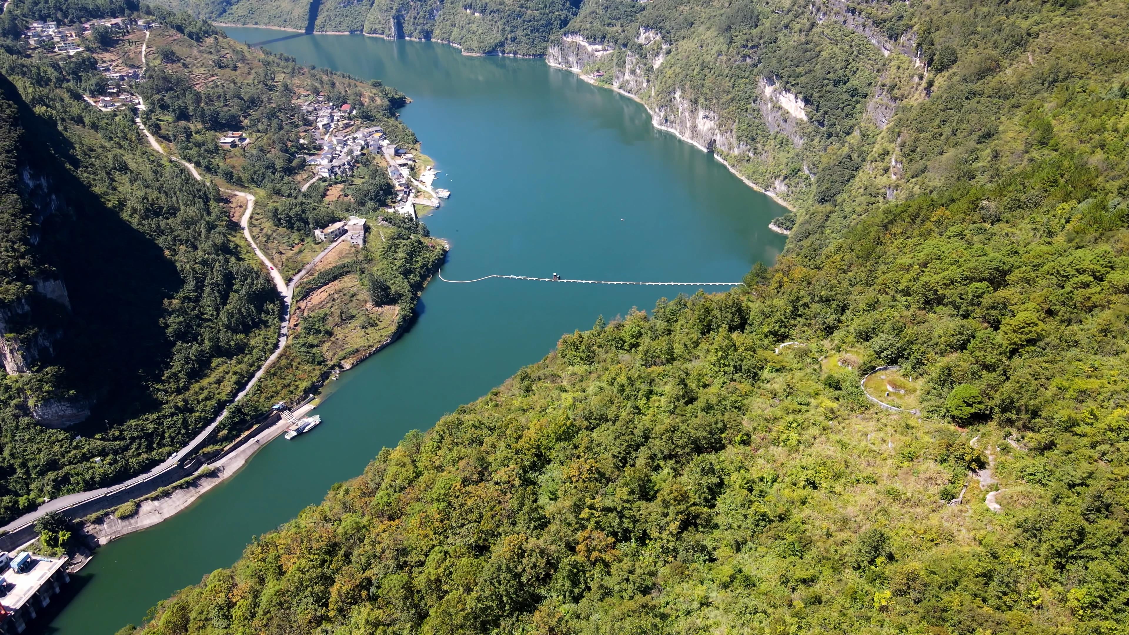 4K航拍贵州景区蜿蜒河流山水风景视频的预览图