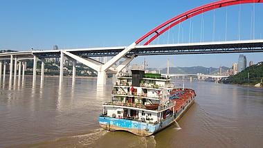 4K航拍重庆长江轮船驶过长江经济带视频的预览图