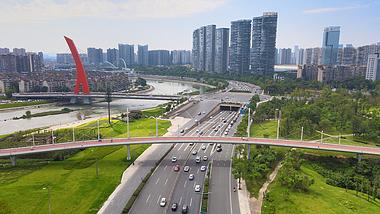 4K航拍成都交通车辆桐锦南桥视频的预览图