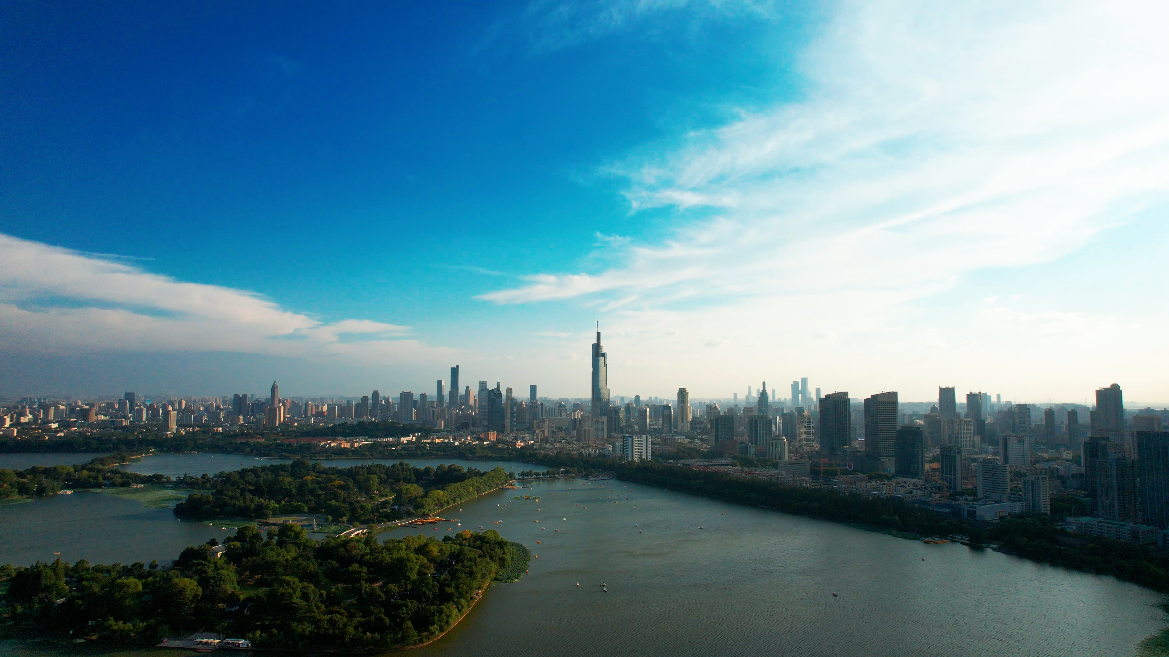 4k南京城市地标玄武湖紫峰大厦航拍视频的预览图