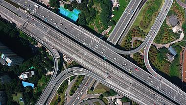 4k航拍俯拍城市高架桥立交车流交通视频的预览图