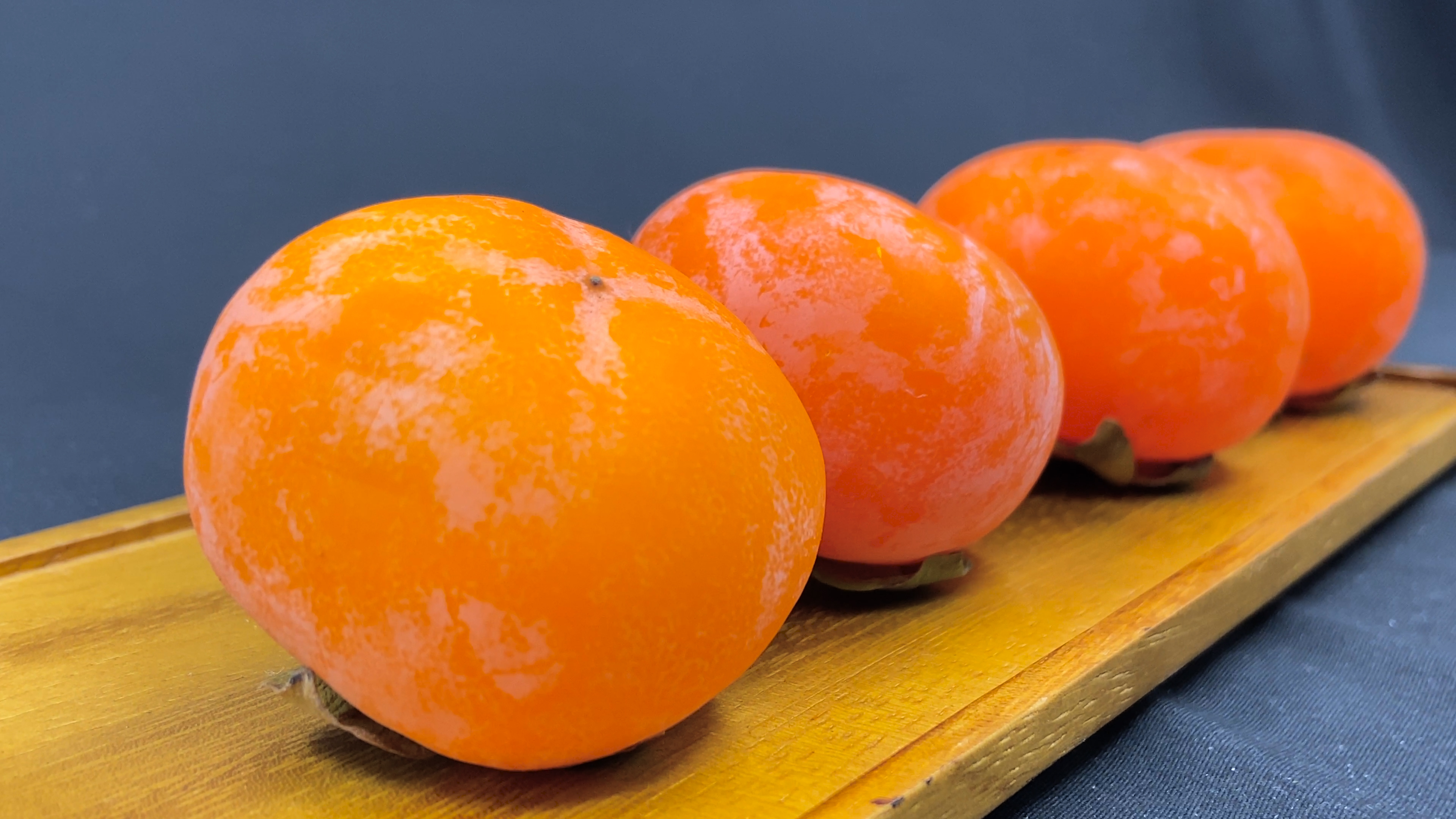 4K实拍美食水果熟透的柿子视频的预览图