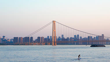 4K武汉城市杨泗港桥下运动划船实拍视频视频的预览图