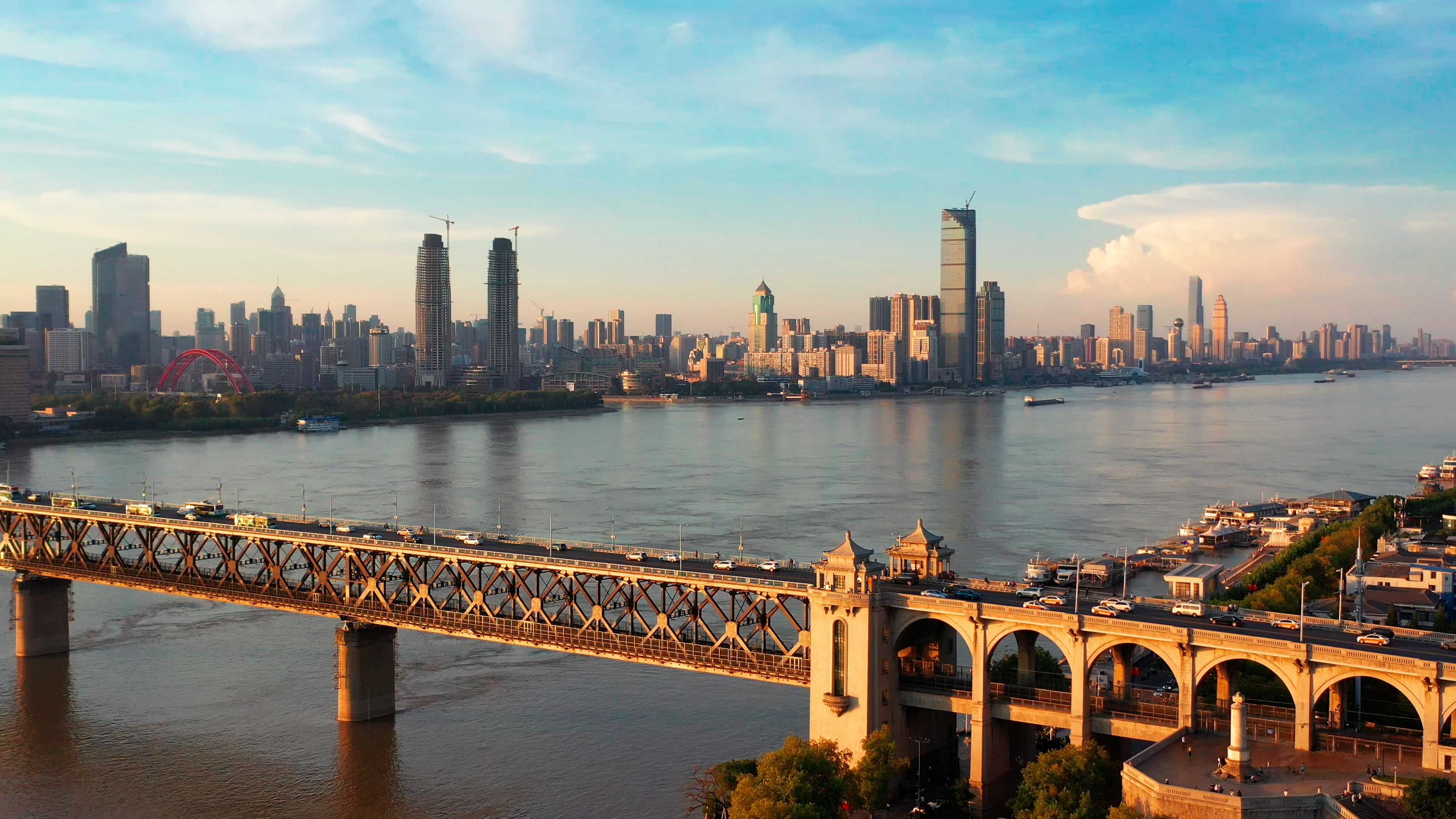 4K武汉城市地标长江大桥航拍实拍视频视频的预览图