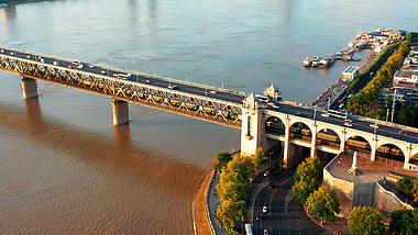 4K武汉城市现代建筑大桥航拍实拍视频视频的预览图
