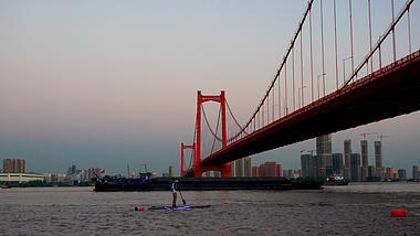 4K武汉城市现代建筑鹦鹉洲大桥实拍视频划船视频的预览图