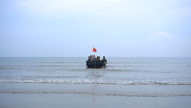 4K渔民渔船出海大海空镜头视频的预览图