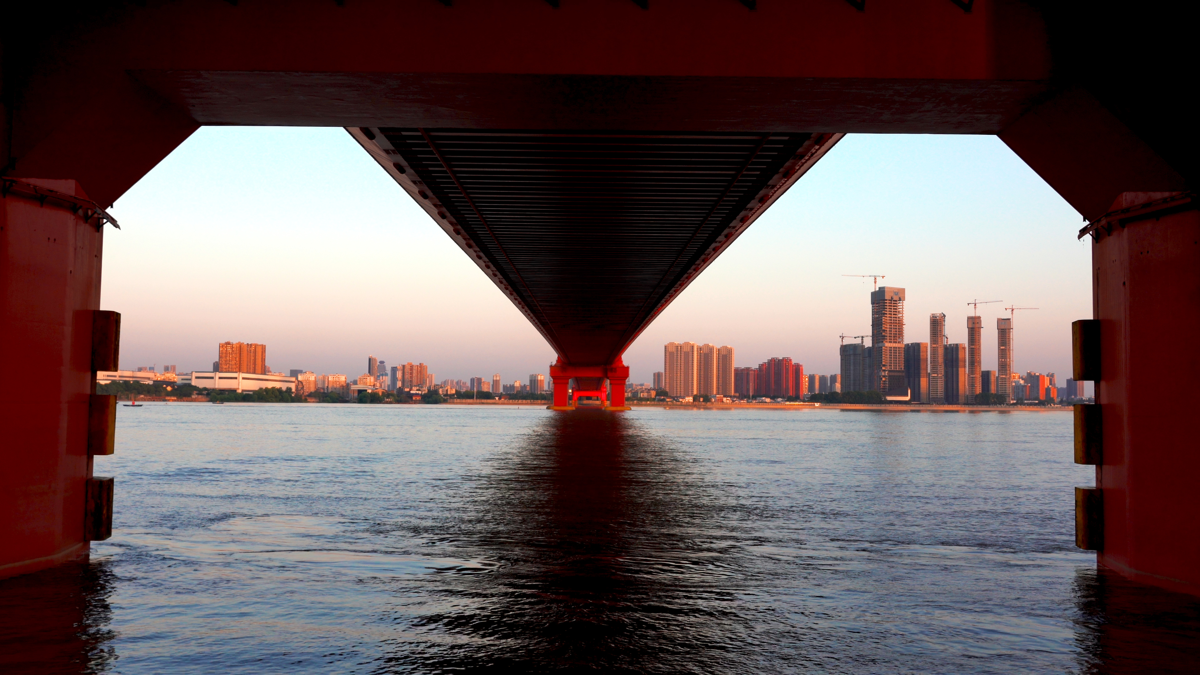 4K武汉城市建筑鹦鹉洲大桥桥下实拍视频视频的预览图